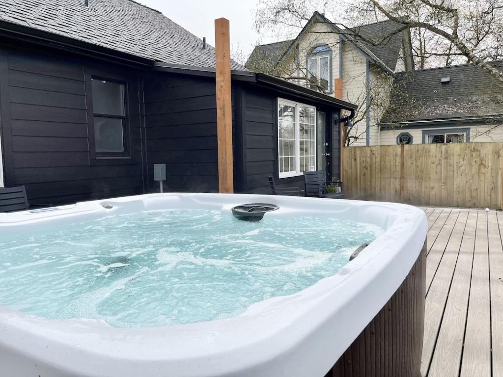 Modern 2 Bedroom Farmhouse Cottage With Hot Tub In Сногомиш Екстер'єр фото